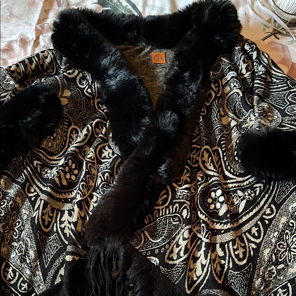 Black and White Paisley Faux Fur Trimmed Shawl